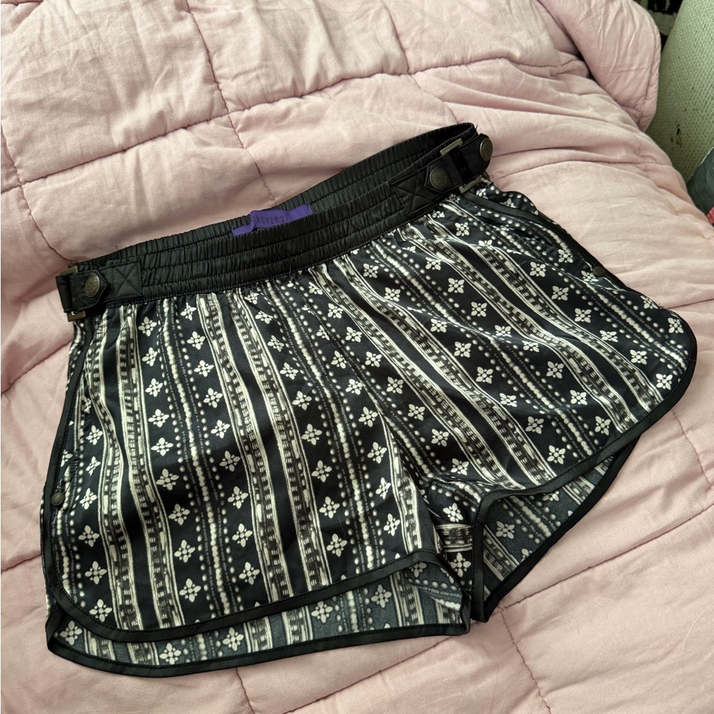 Forever 21 Black and White Patterned Elastic Waist Shorts satin